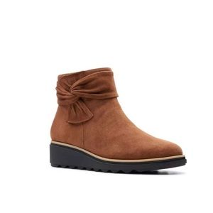 NIB COLLECTION BY CLARKS Bow Cushion Tan Sharon Wedge Suede Leather Boots 7.5